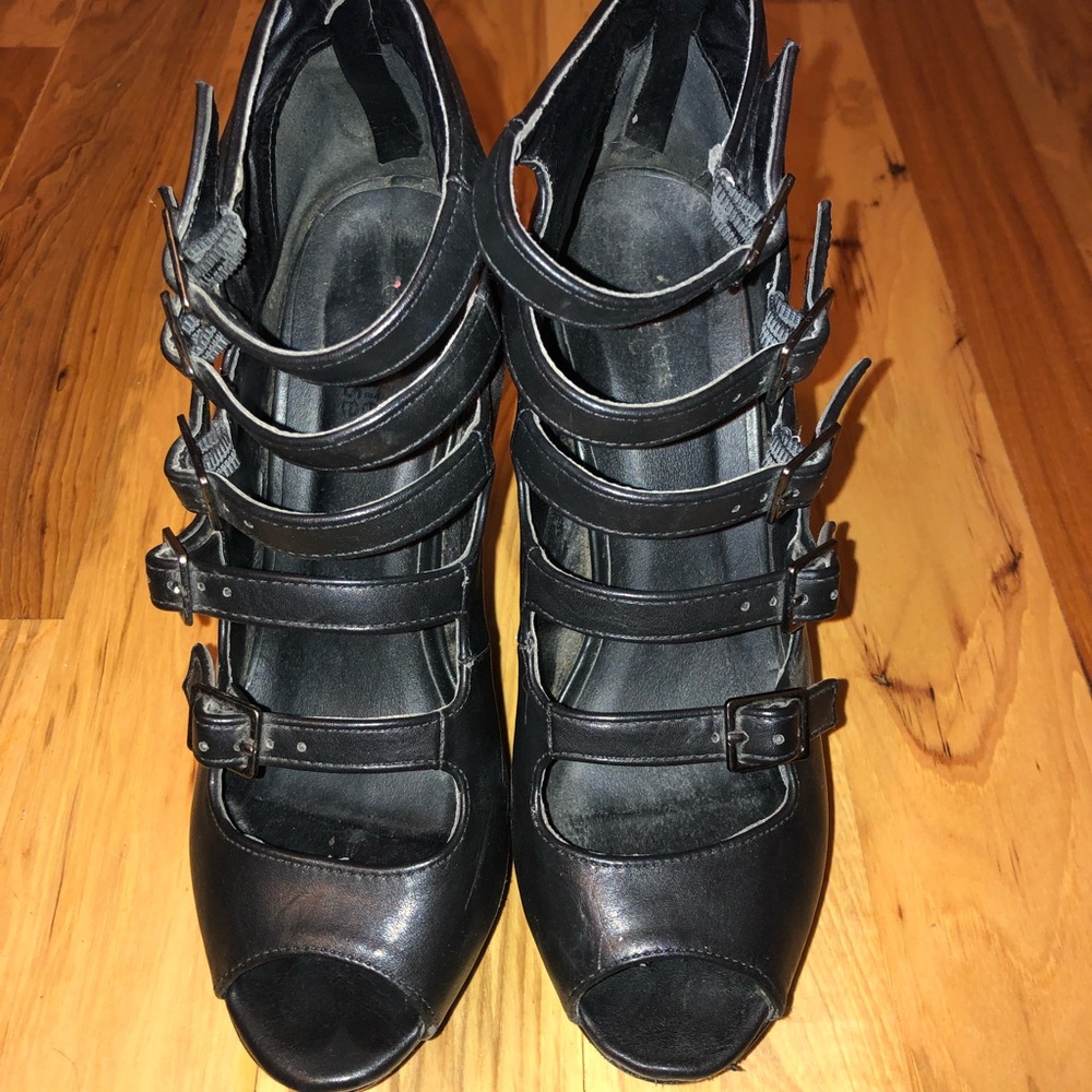 Black wedges